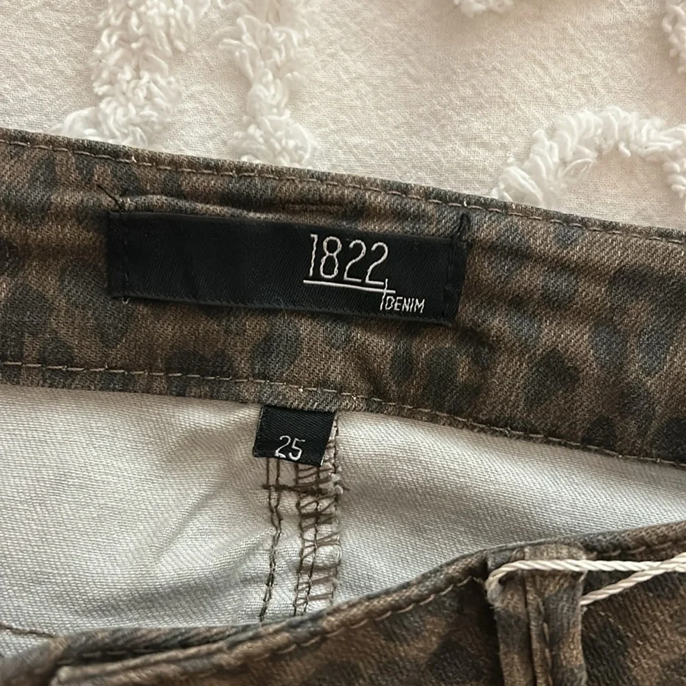 NWT 1822 Denim animal cheetah print, brown and black, skinny ankle. Size 25 (2)